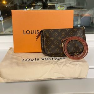 100% Pre-Loved Authentic Louis Vuitton Monogram Pochette Accessories Bag!!